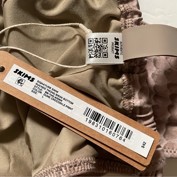 SKIMS SIGNATURE SWIM NEW W TAGS RUCHED THONG BIKINI BOTTOM SIZE LARGE DUNE CROC - Picture 4 of 5